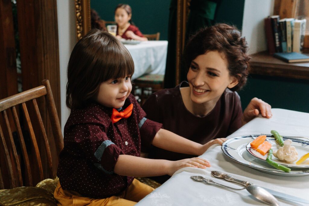 mãe e filha no restaurante