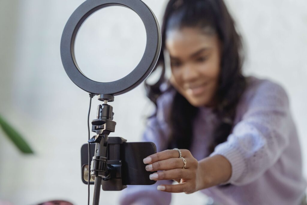 influencciadora ajustando o ringlight